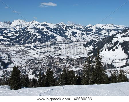 Berühmte Dorf Gstaad im Winter