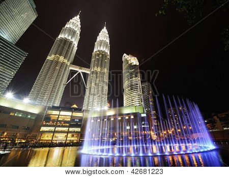 KUALA LUMPUR, MALAYSIA - 24 AUGUST: Petronas Twin Towers natten på August 24, 2012 i Kuala Lumpur