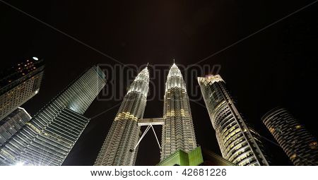 KUALA LUMPUR, MALAYSIA - 24 AUGUST: Petronas Twin Towers natten på August 24, 2012 i Kuala Lumpur