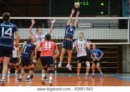 KAPOSVÁR, Unkari - 14 helmikuu: Tunnistamaton pelaajat Unkarin shakkimestaruuden volleyba