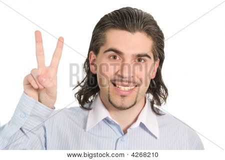 Jovem macho bonito mostra sinal de vitória