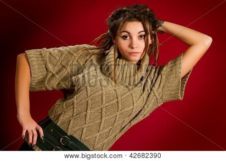 Belle jeune femme aux Dreadlocks sur fond rouge