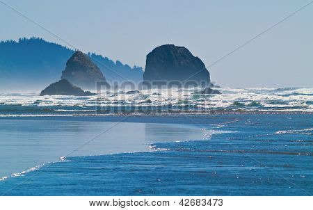 Playa rocosa rugosa de la Arcadia en la costa de Oregon