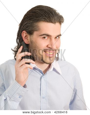 Jovem bonito fala no telefone móvel isolado branco