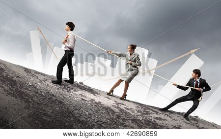 Imagem de três empresários puxando a corda com imagens de barras no fundo