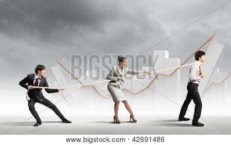 Imagem de três empresários puxando a corda com imagens de barras no fundo