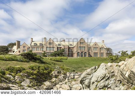 Newport, Usa - September 23, 2017: Old   Mansion In New Victorian Style At The Coast Of Newport, Rho