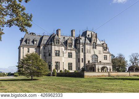 Newport, Usa - September 23, 2017: Old   Mansion In New Victorian Style At The Coast Of Newport, Rho