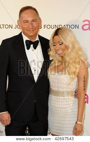 LOS ANGELES - 24 Şubat: John Demsey, Nicki Minaj ulaşmak Elton John AIDS Vakfı'nda 21 AKADEM