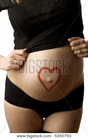 Mave gravid med rødt hjerte