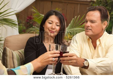 Tre amici, godendo di vino sulla terrazza