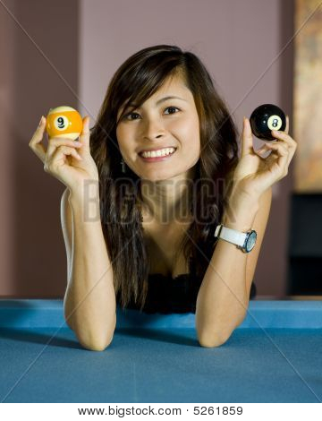 Asiatka s osmi a devíti Ball