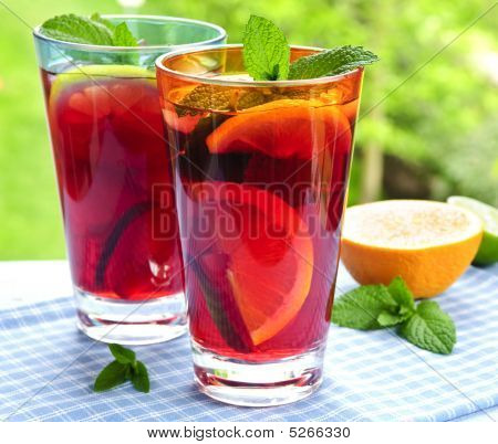 Obst Punch in Gläsern
