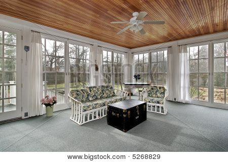 나무와 교외에 있는 현관 천장 패널