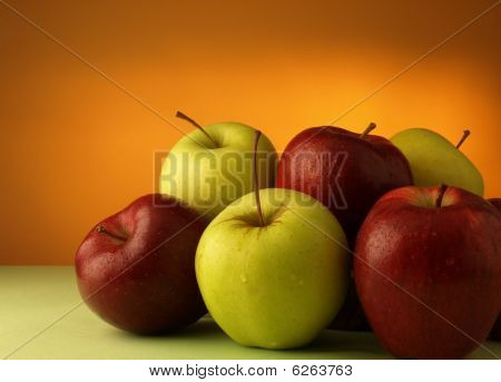 빨간색과 녹색 사과