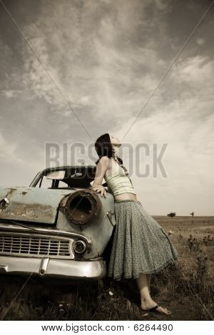 dívka u staré auto, Foto v retro stylu