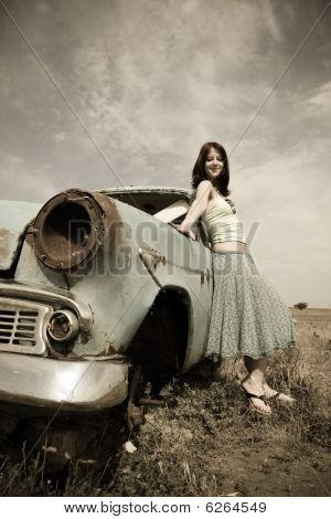 dívka u staré auto, Foto v retro stylu