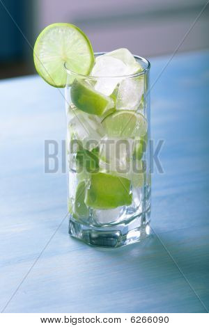 Frisk Lime Cocktail med is