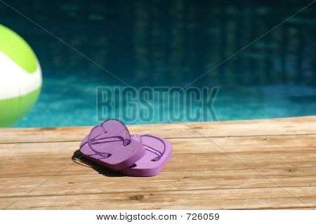 Sandali viola in piscina