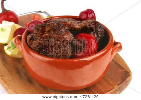 Carne de res en olla con verduras