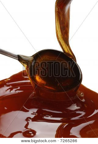 Miele e cucchiaio studio isolata on white background