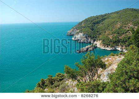 Sommer kystlinje landskab, Gargano i Puglia, Italien
