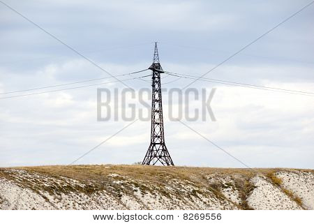 Højspændingslinie og elektricitet Pylon på kysten af floden.
