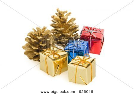 Tannenzapfen und Geschenke