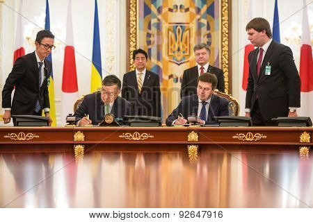 Shinzo Abe And Petro Poroshenko