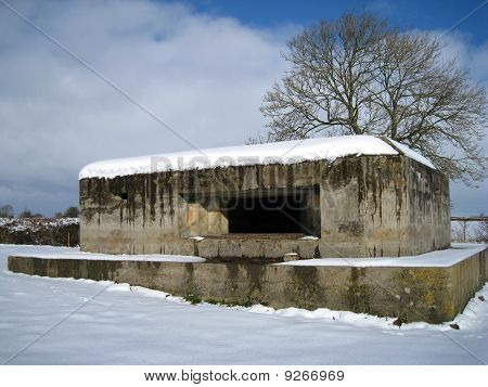 Velha caixa do comprimido em um campo de Wiltshire