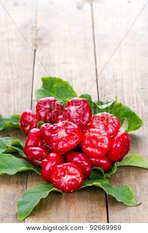 Fresh Vivid Red Rose Apple 'plastic Daenga'