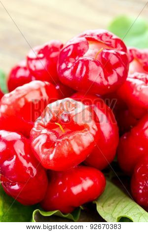 Fresh Vivid Red Rose Apple 'plastic Daenga'