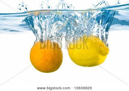 Citron og appelsin faldt i vandet. Close-up