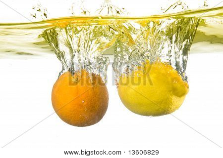 Apple faldt i vandet. Close-up