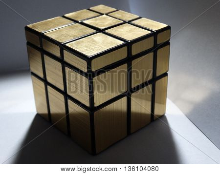 cubo mirror 3x3 de color dorado armado