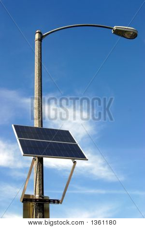 Painel solar sobre o poste de luz