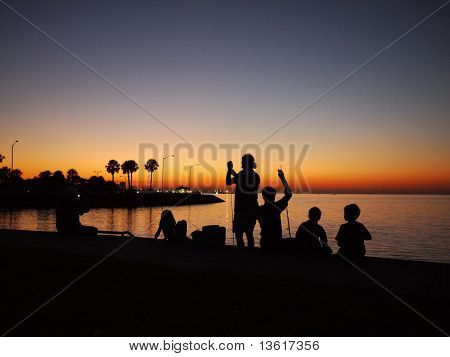 pesca en la puesta del sol del lago