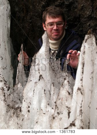 氷河の若い男