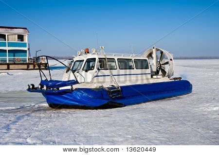 Fiume ghiacciato hovercraft incrocio