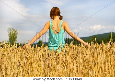 Donna In un campo di grano