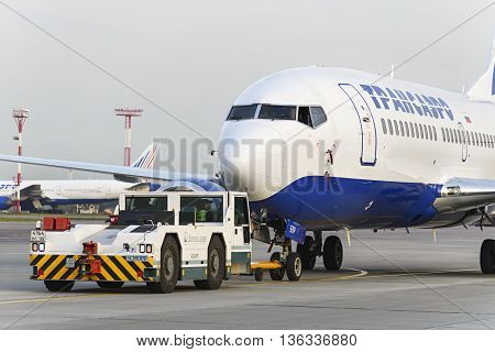 Boeing 737 Transaero Towed To The Runway.