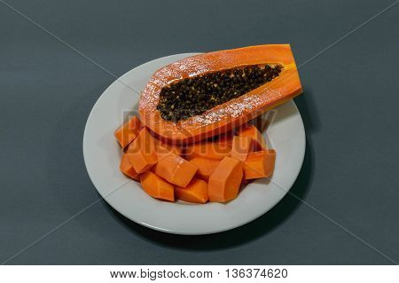 Slices of sweet papaya Place on a plate