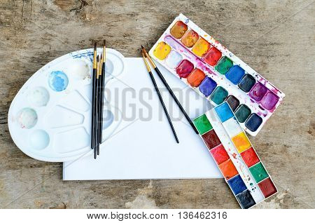 Old and used watercolor paintbox for drawing