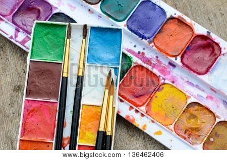Old and used watercolor paintbox for drawing