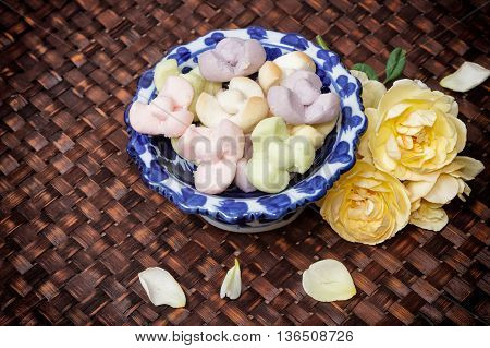 Thai Shortbread Cookies ( Khanom Kleeb Lamduan )