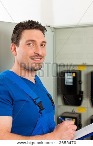 Technik čtení elektroměru ke kontrole spotřeby