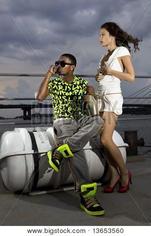 couple d'amoureux dans le port de nuit, homme afro-américain et femme caucasienne