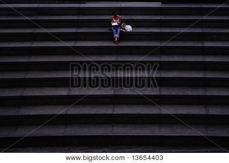 Lady readin knihy o krocích v Londýně