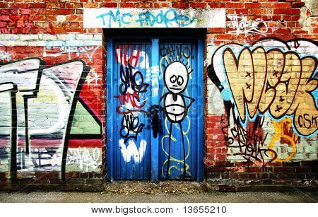 Značka chaotický graffiti na zdi