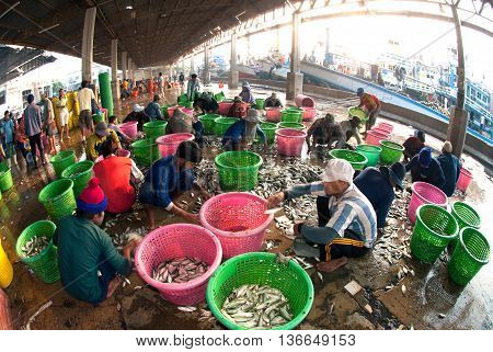 SAMUTSAKORN, THAILAND-SEPTEMBER 17, 2009: Talaythai seafood market, Trading center of fish and seafood products processing integrated in the country on September 17, 2009 in Samutsakorn, Thailand.